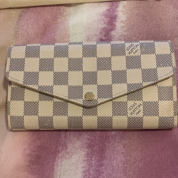 Louis Vuitton Handbags - 💕 Authentic Louis Vuitton Sarah wallet